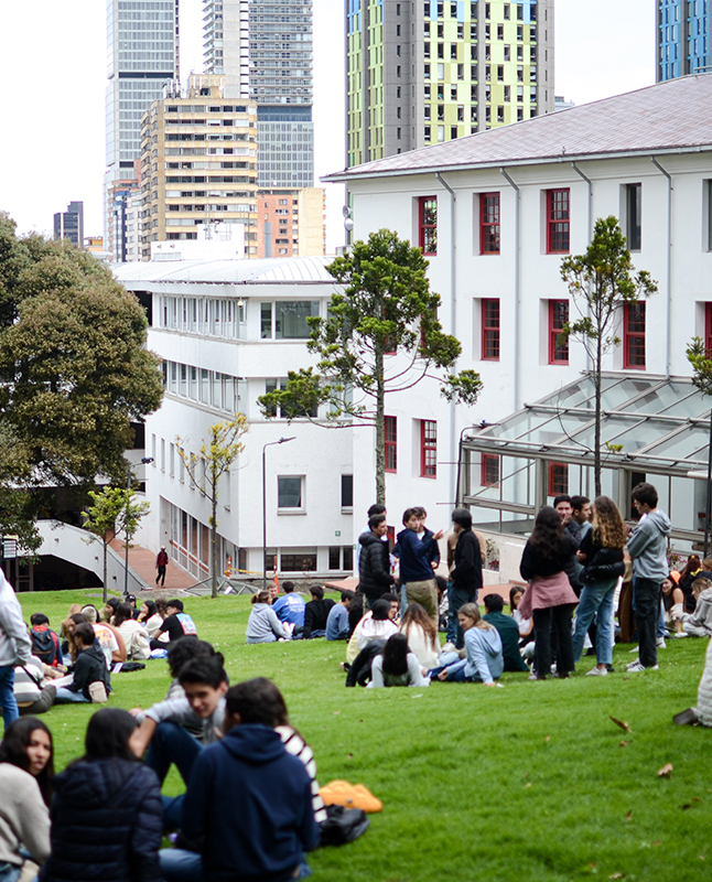 estudiantes-en-el-campus-de-la-facultad-de-la-maestria-en-psicologia