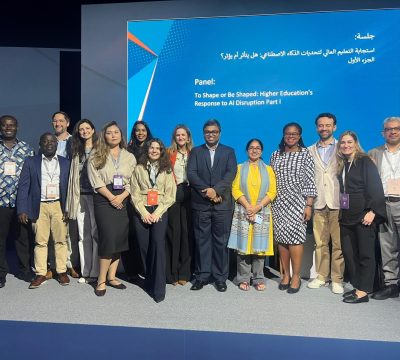 Delegación internacional de académicos y representantes universitarios durante el panel ‘To Shape or Be Shaped: Higher Education’s Response to AI Disruption’ en el WISE Summit.