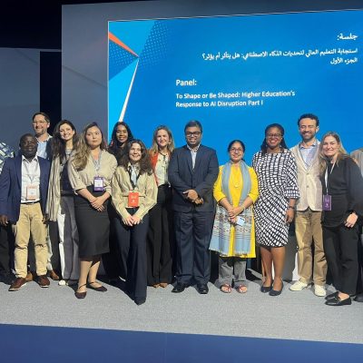 Delegación internacional de académicos y representantes universitarios durante el panel ‘To Shape or Be Shaped: Higher Education’s Response to AI Disruption’ en el WISE Summit.