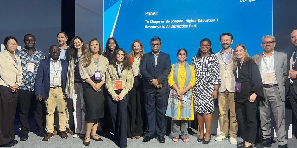 Delegación internacional de académicos y representantes universitarios durante el panel ‘To Shape or Be Shaped: Higher Education’s Response to AI Disruption’ en el WISE Summit.