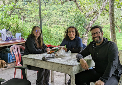 Estudiantes y profesores participando en semilleros de investigación de la Facultad de Ciencias Sociales en 2026-1.