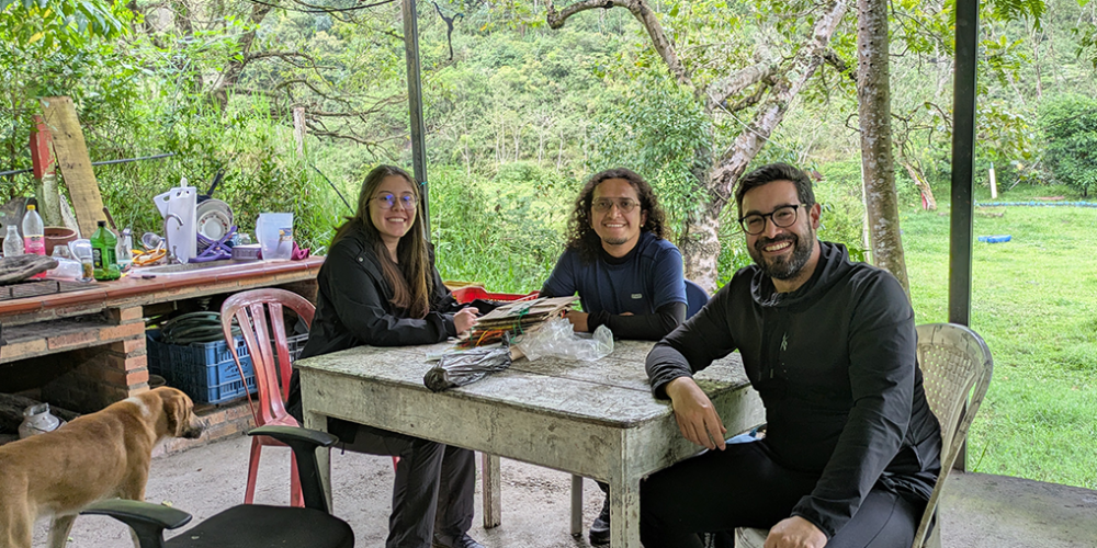Estudiantes y profesores participando en semilleros de investigación de la Facultad de Ciencias Sociales en 2026-1.