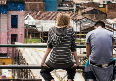 Jóvenes participando en actividades comunitarias en Casas de Juventud en Bogotá, espacios que funcionan como infraestructuras sociales para fortalecer la participación juvenil.