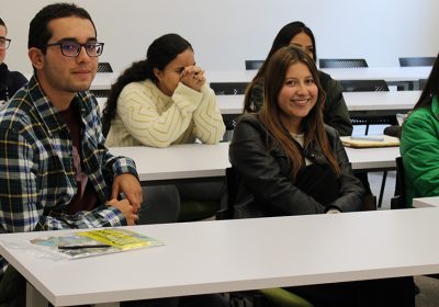 Infografía con cifras institucionales de la Facultad de Ciencias Sociales de la Universidad de los Andes.