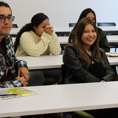 Infografía con cifras institucionales de la Facultad de Ciencias Sociales de la Universidad de los Andes.