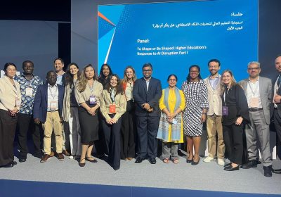 Delegación internacional de académicos y representantes universitarios durante el panel ‘To Shape or Be Shaped: Higher Education’s Response to AI Disruption’ en el WISE Summit.