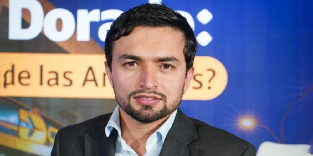 Santiago Carvajal Giraldo analiza la gobernanza urbana del Aeropuerto Internacional El Dorado en entrevista académica de la Universidad de los Andes.