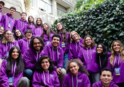 Estudiantes trabajando en equipo durante Innolab desarrollando soluciones a problemas sociales