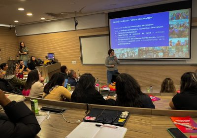 Conferencia académica sobre mutilación genital femenina en Colombia en la Universidad de los Andes.