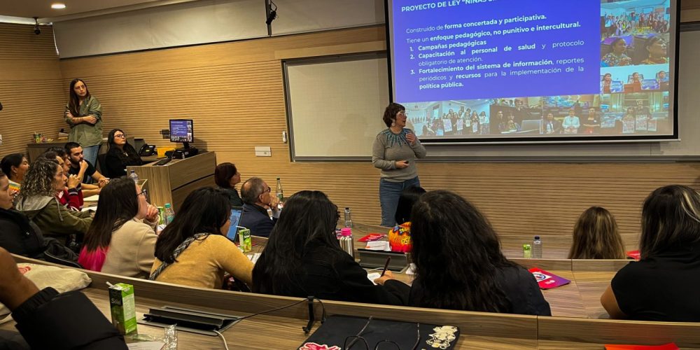 Conferencia académica sobre mutilación genital femenina en Colombia en la Universidad de los Andes.