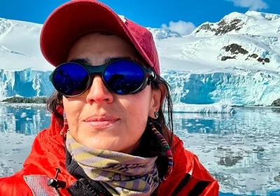 Investigadora colombiana en la Antártida con equipo tecnológico y dron, en una imagen inspirada en el trabajo interdisciplinario de Natalia Jaramillo en geografía, ciencia y tecnología.