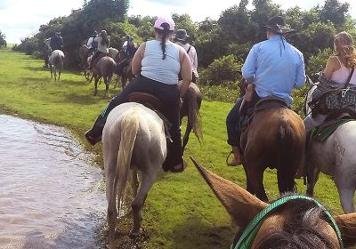 Estudiantes de ciencias sociales en trabajo de campo en La Guajira o Casanare interactuando con comunidades